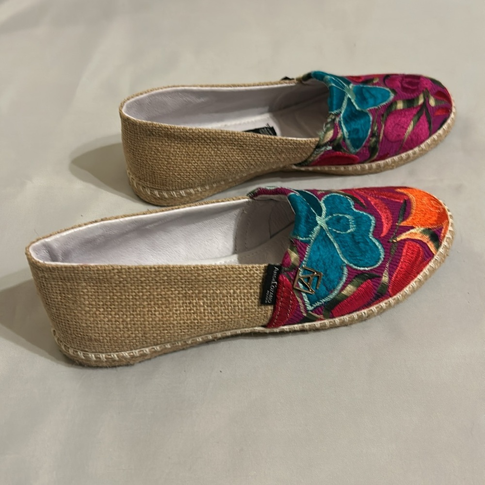 Angelozano Embroidered Mexican Shoes - Picture 3 of 5